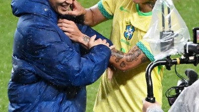 '쏘니 형, 미국은 왜 갔어?' 동생 투정에 활짝 웃은 손흥민, 히샬리송과 훈훈한 재회[상암 현장]