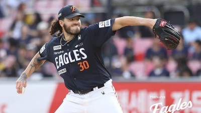 “KBO 4관왕 ‘괴물에이스’ 아빠 된다” 한화 폰세, 첫 가을야구 앞둔 진짜 이야기 [SS스타]