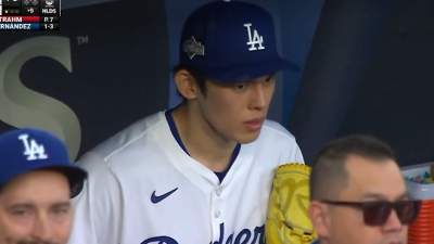 사사키 얼마나 집중했길래 더그아웃에서 이러고 있을까…MLB가 주목한 그 장면, 그 눈빛