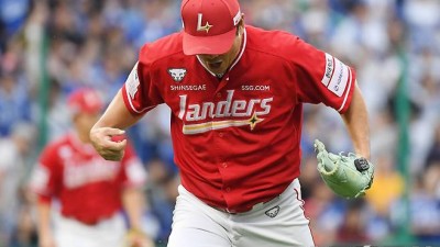 '아니 또 올라와?' 41세 불펜 투수의 2⅓이닝 역투, 이게 헌신이다[준PO 현장]