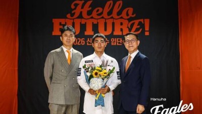 앞으로는 꼭 꿀잠 주무세요... 한화 구단은 왜 2026 신인 부모들에게 고급베개를 선물했을까 [스춘 이슈]