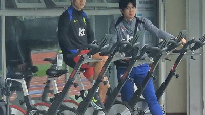 [현장에서]축구화 아닌 운동화 신었다 나홀로 훈련한 황희찬, 파라과이전 출전 여부는 여전히 '물음표'