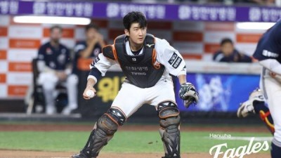 누가 54억 '오버페이'라 했나, 신고선수→슈퍼 백업→주전 도약→36세에 첫 태극마크…한화 2위 '숨은 주역'이 국대 안방도 지킨다