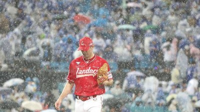 '이럴 수가' 1회부터 우천 중단이라니, 굵어진 빗줄기로 우천 중단…7시 20분 재개 예정 [준PO3]