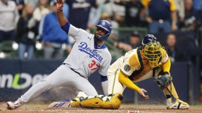 적시타가 더블플레이가 되다니…'모두가 멘붕' 대혼란의 4회초, 다저스-밀워키 맞대결에서 무슨일이?