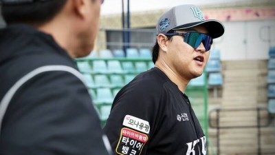 '충격의 2군 0홈런' KT 베테랑 거포, 결국 19년 만에 1군 출장 '0'…작년 FA 포기했는데 올해는 더 힘들다