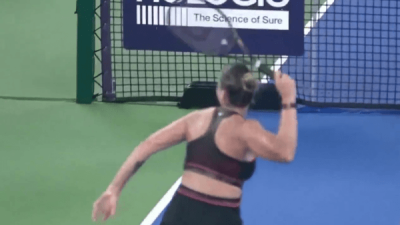 이게 무슨 추태? '세계 1위' 사바렌카, 한국계와 경기 중 라켓 투척…볼보이 맞을 뻔 '아찔'