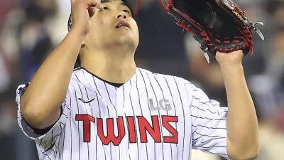 장현식 150㎞ 직구 어디두고 포크볼만 난사…LG는 다 생각이 있구나, 바뀐 게 있었다