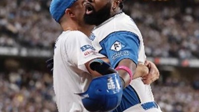 저런 외국인 타자 못 데려오나, 시속 155km 강속구 밀어쳐 우월 홈런, 가을야구 타율 '0.636' 홈런-타점왕은 쉬지 않는다[민창기의 일본야구]