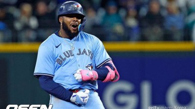 '드디어 터졌다' 토론토의 반격, 시애틀 폭격 13-4 완파…시리즈 1승2패 [ALCS3]