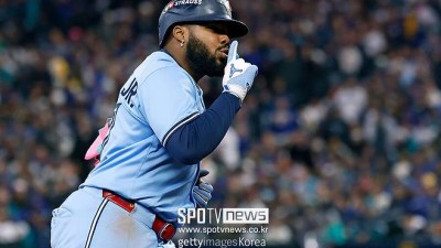 9번타자가 사고쳤다, 토론토 홈런쇼에 시애틀 5회 항복 선언…사이영 위너 비버 1104일 만의 PS 승리