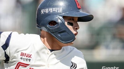 롯데 FA 박찬호 관심 소문에 자극 받았나…김태형이 공인한 '수비 1등' 유망주 홈런 시위, 미래의 주전 예약하나