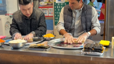 [김종석의 그라운드] 김밥 마는 테니스 황제 페더러. 한국에서 K-컬처에 빠진다