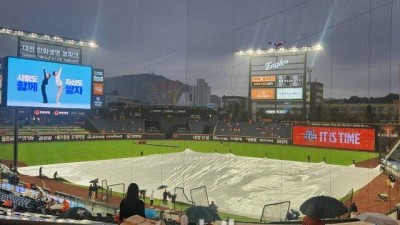 '2554일 기다렸는데, 이럴 수가' 대전 대형 방수포 등장, PO 1차전 연기되나…하루 종일 비 예보, 관중들도 비 피한다 [MD대전]