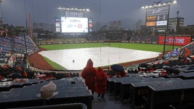 'PO 1차전 우천 취소' 18년 만의 한화-삼성 가을 야구, 일단 연기