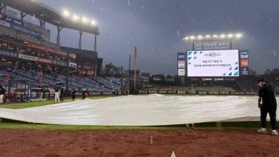 '시간당 최대 3㎜' 자정까지 예고됐다... 7년 기다린 한화 가을야구, 이대로 미뤄지나 [PO1 현장]