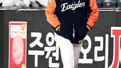 몸 풀지 마 한화의 냉철한 결단, 폰세 카드 날릴 뻔한 '대참사 위기' 막았다 [PO1 현장]