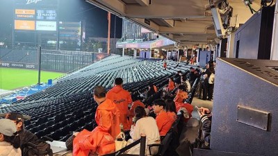 탄식 쏟아진 한화생명 볼파크...치킨으로 아쉬움 달랜 팬들→ 평소보다 조금 늦은 퇴장 유도 [PO1]