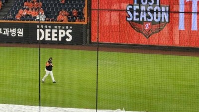 '비 맞으며 홀로 몸 풀었건만...' 한화 초특급 에이스 PS 데뷔전, 가을비에 밀렸다→18일 1차전 또다시 선발 [대전 현장]