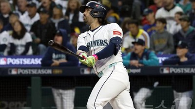 '8회 동점포·역전 만루포' 시애틀, 토론토에 역전극…WS까지 1승 남겨