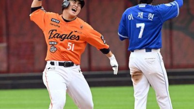 가라비토 빗나간 홈 토스, 한화 순식간에 3점 뒤집었다…문현빈 몬스터월 직격 싹쓸이→5득점 빅이닝