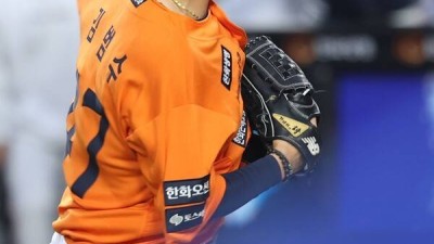 '충격 2실점' 무너진 김서현, 그 순간 'FA 좌완 최대어'가 나타났다…공 8개로 지킨 1점 차, 간신히 웃은 한화