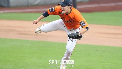 손이 너무 아파요 KBO 新 받은 최재훈, 근데 그게 전부가 아니다? 문동주 공 이래서 못 친다