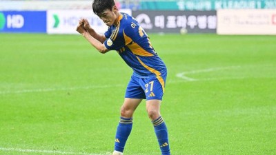 골프 세리머니 좋았다~, 감독 조롱이 맞는 거냐 이청용의 '저격 세리머니'에 울산 팬끼리 논쟁...울산의 현 상황 적나라하게 보여줬다