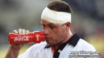 '알코올 중독, 혼수 상태'...수술대 위에서 죽었었다 월드컵 4강 신화 쓴 英 레전드, 치료 도중 심장 멎었었다 허심탄회한 고백