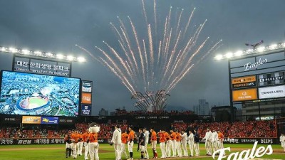 한화 왜 졌는데 '불꽃쇼' 진행했을까…냉혹한 스포츠의 세계서 빛난 회장님의 결단