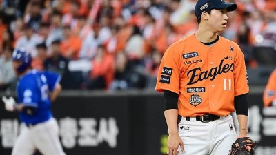 'ERA 0.87' 9월 대활약 허상이었나…'78억 FA' 엄상백, 끝내 '볼넷+피홈런' 약점 노출→가을의 벽 못 넘었다