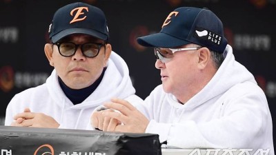 한화는 왜 4점차 포기할 상황이 아닌 가운데, 불펜 7명을 '쭈르륵' 투입했을까 [PO2 현장]