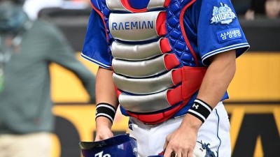 온 몸이 피멍 투성입니다 뺄 수도 없고, 빠질 수도 없다...40살 먹은 포수가 삼성을 먹여살리고 있다 [PO2 현장]