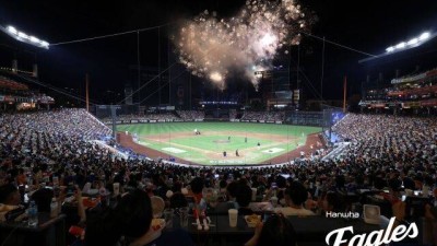 한화는 졌는데 왜 불꽃을 쏘아 올렸나…'직관' 회장님 마음 담겨 있었다 팬들에 대한 감사 의미, 선수단 격려