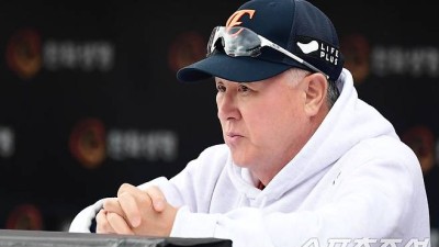 폰세-와이스 동반 붕괴, 3차전은 류현진인데…5회부터 뽑아든 칼? 13명 대거 교체, 왜 중요했나