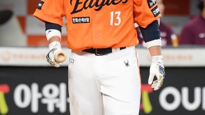 '구단주님이 보고계셔' 복덩이 홈런에 '찬물' 끼얹은 54억 베테랑의 산책질주…PO 흐름이 뒤바뀐 순간 [PO포커스]