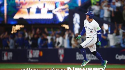 ‘스프링어 역전 결승포’ 토론토, 시애틀 꺾고 32년만 월드시리즈 진출