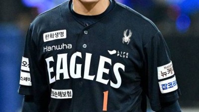 폰·와·류 15실점 무너졌는데…문동주 KKKKKK 혼자 다 막았다, 삼성 추격 의지 꺾은 '4이닝 완벽투' [PO3]