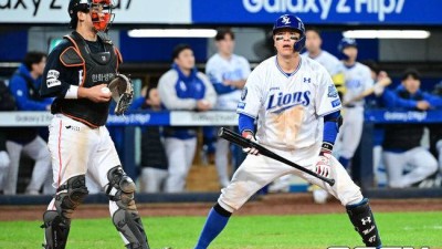 ‘아니, 정신을 어디다…’ 강민호의 2구 삼진, 피치클락 위반→공 2개로 삼진→동점 찬스 무산 ‘1점 차 패배 새드 엔딩’ [PO3]