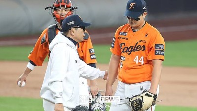 모두가 환호한 한화 퇴근길, 고개 숙인 선수가 있었다…4차전은 볼 수 있을까 '마무리 김서현'