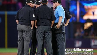 40년 만에 이런 장면 처음 기상천외한 플레이에 심판 6명 '웅성웅성'…내가 방금 뭘 본 거야?