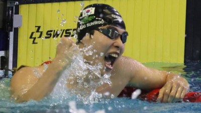 中 충격 논평 황선우 한국 대회서 아시아신기록 믿어도 돼?…쑨양처럼 올림픽에서 신기록 내라→수영 강국 일본은 '싹 외면'