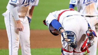 '영웅'에게 90도 인사한 18살 차 대선배…팀을 구한 후배에게 진심 어린 경의