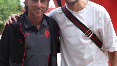 입단신고식 노래하기 싫어 선수단 전원에 신상 아이폰 돌려 이것이 억만장자 축구스타의 삶