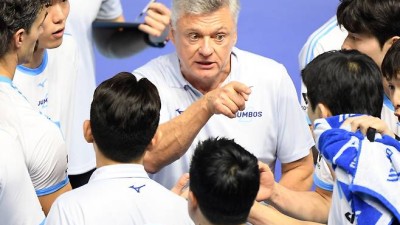 '감독님, 이게 한국식 축하예요' 65세 노감독에게 물 세례를 하다니...찬물은 아닙니다 [인천 현장]