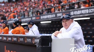 타구 맞은 폰세, 김경문 감독 김영웅 고의4구 지시→실점 막고 반격 [PO5]