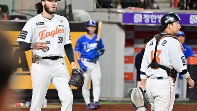 '아니 왜 1루 안 던져?' 한화, 김태연 실책성 2루타 허용→최재훈 포일 낫아웃 첫 실점 [PO5 라이브]