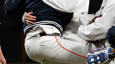 '폰와' 품에 쏙 안긴 문동주, 기쁨에 취한 폰세 '우왕좌왕'... '우리 한국시리즈 간다!' [대전 현장]