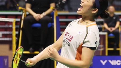 정신력으로 버틴 투혼의 안세영, ‘숙적’ 천위페이 2-1 꺾고 프랑스오픈 결승行