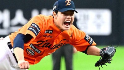 MOON의 선택은 문동주, 왜 'WS 선발' 류현진 제치고 1차전 선발로 결정됐나